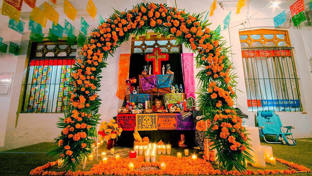 Altar para rendir tributo a familiares y personas queridas por el día de los muertos