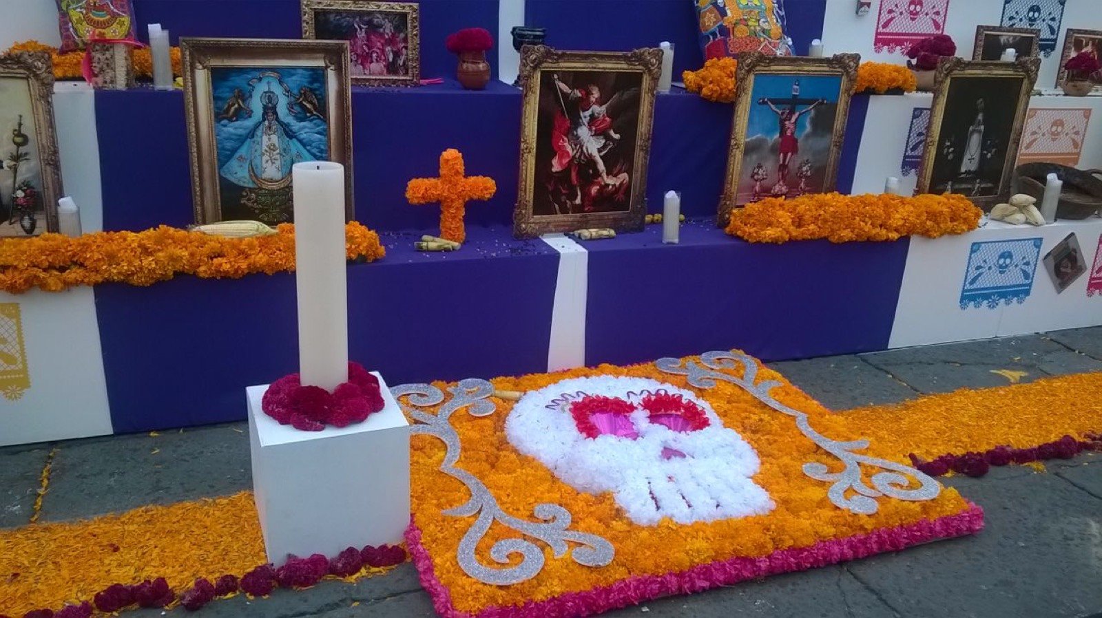 Ofrenda monumental de Día de Muertos en el Zócalo de la Ciudad de México